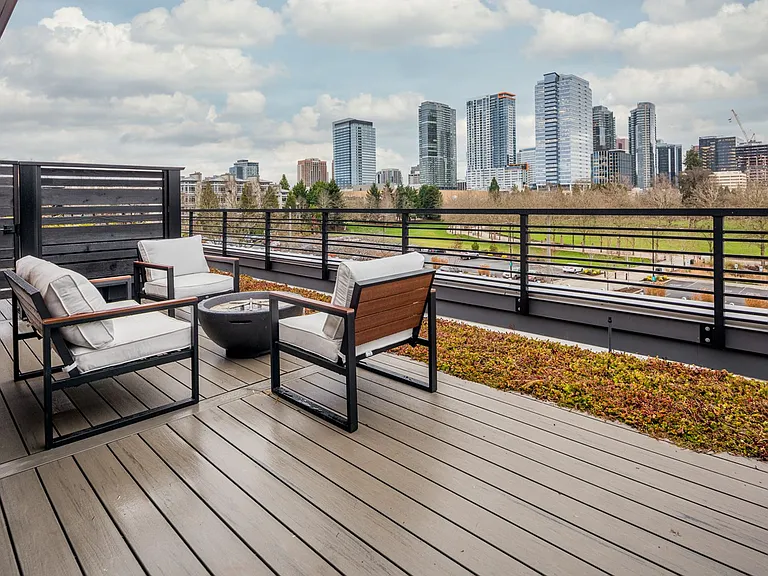 Park Central Townhomes - 4 Stories, 3 bedrooms, 31/2 bathrooms, 2 car garage and a rooftop deck w... — Photo 6