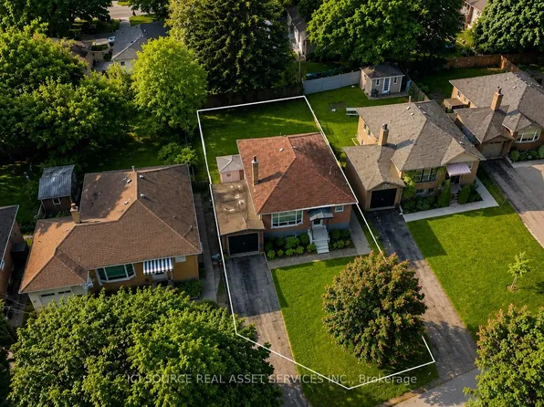 100 Ballacaine Dr, Toronto, ON M8Y 4B8