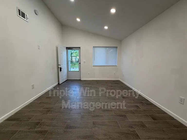 1332 Langholm Dr — Photo 4
