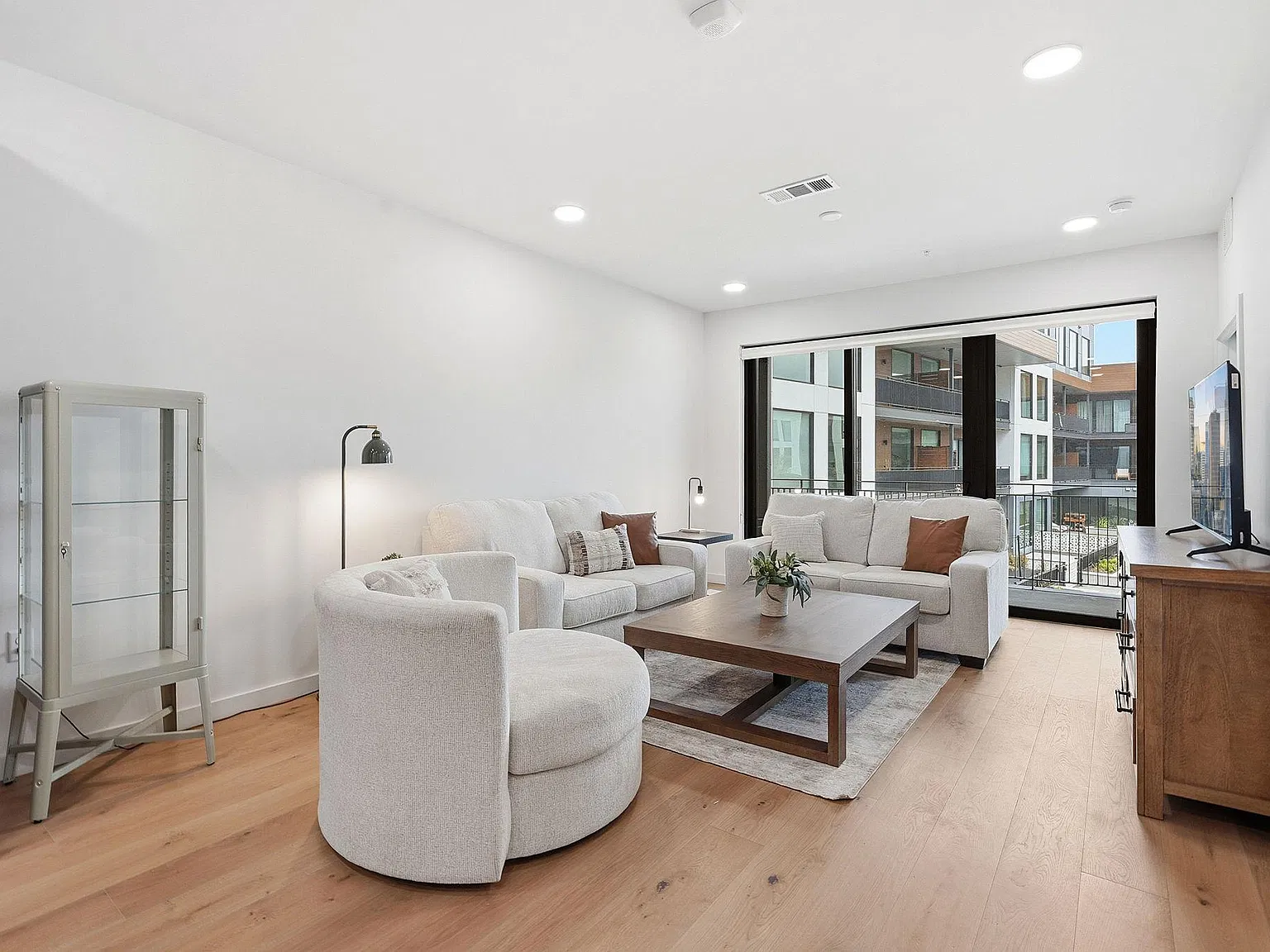1 bed, 1.0 bath, 819 sqft, $3,000 — Photo 3