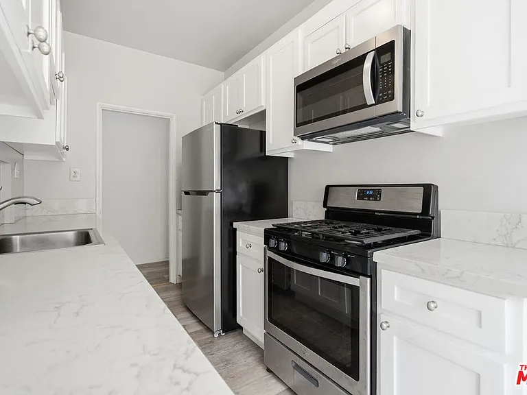 140 S Camden Dr #202 — Photo 11
