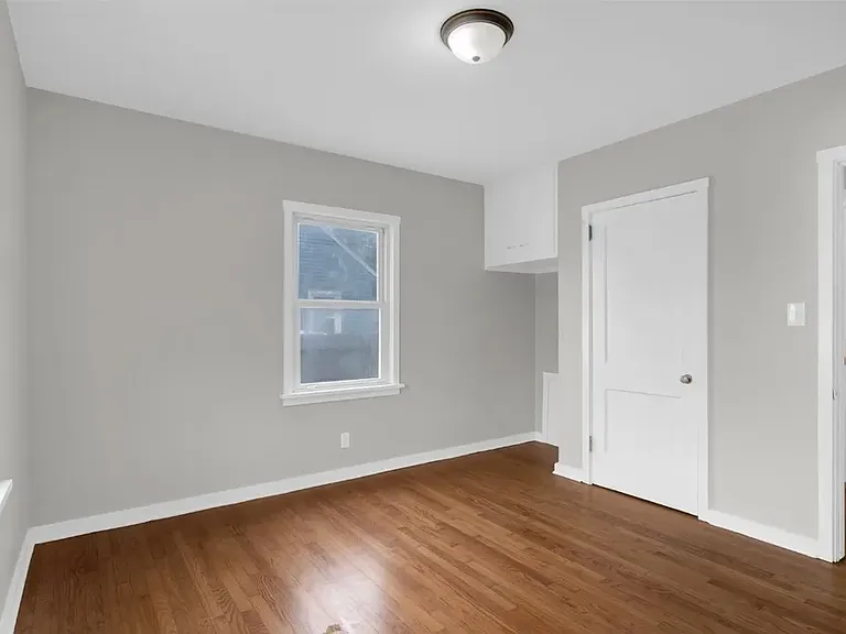 1049 Staub Ct NE — Photo 3
