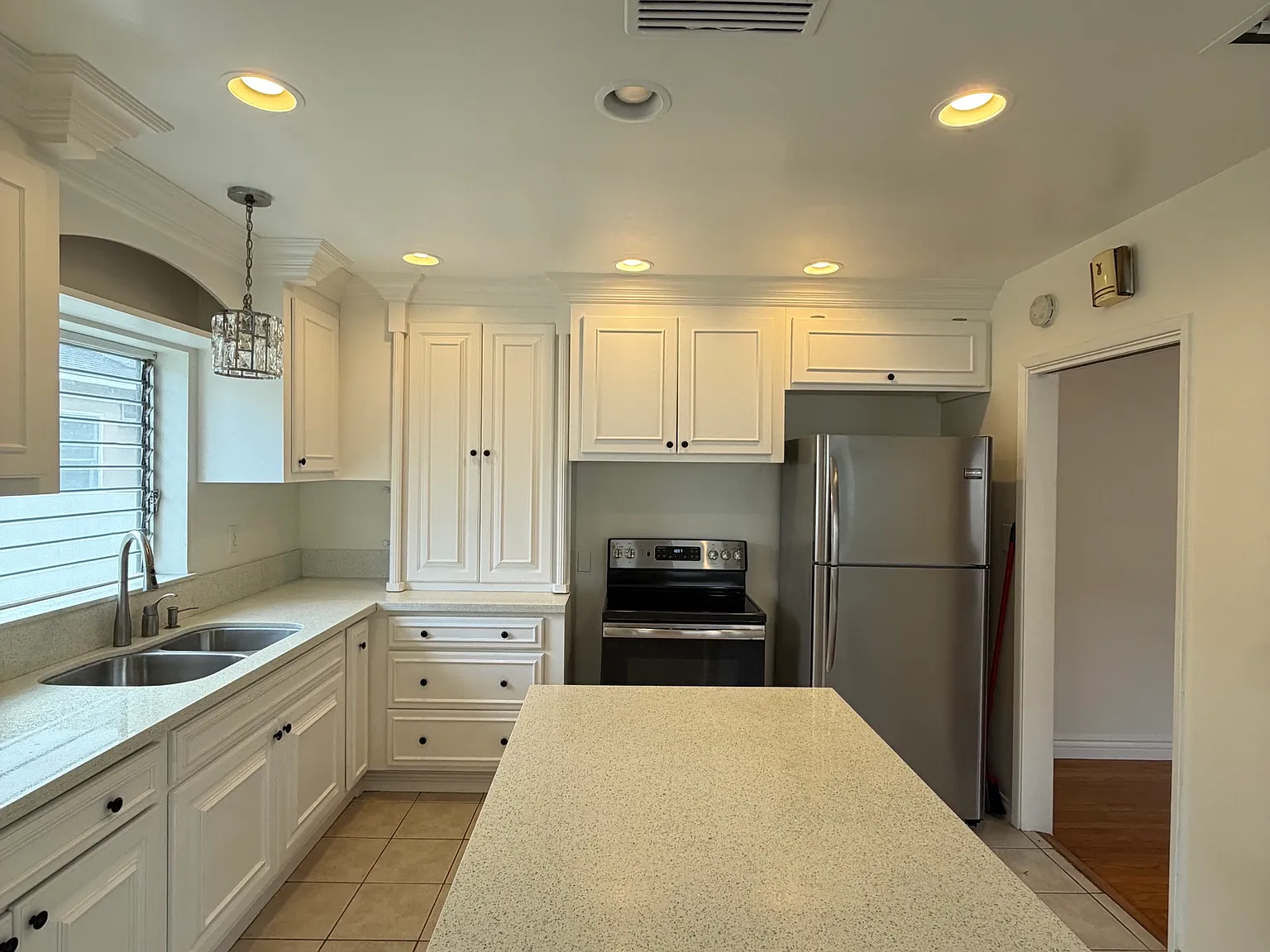 2 bed, 1200 sqft, $3,350 — Photo 2