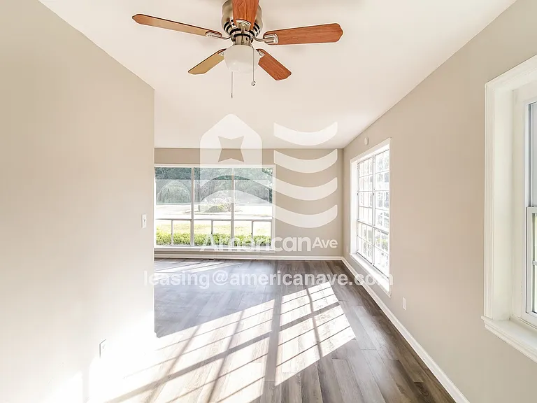 1563431_005_living_room_13677949.jpg