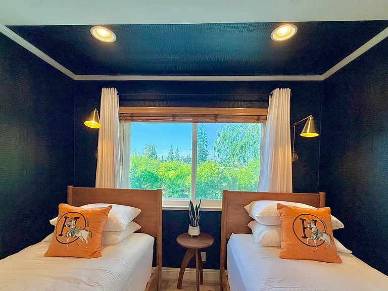 2 Twin XL Beds