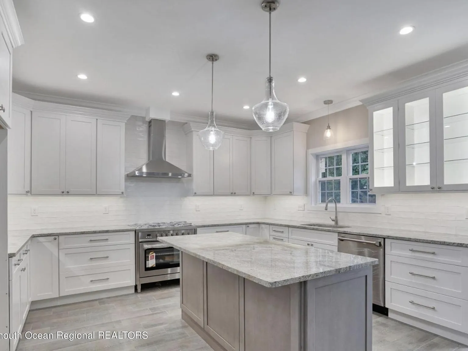 4 bed, 2.5 bath, 2800 sqft, $6,400 — Photo 4