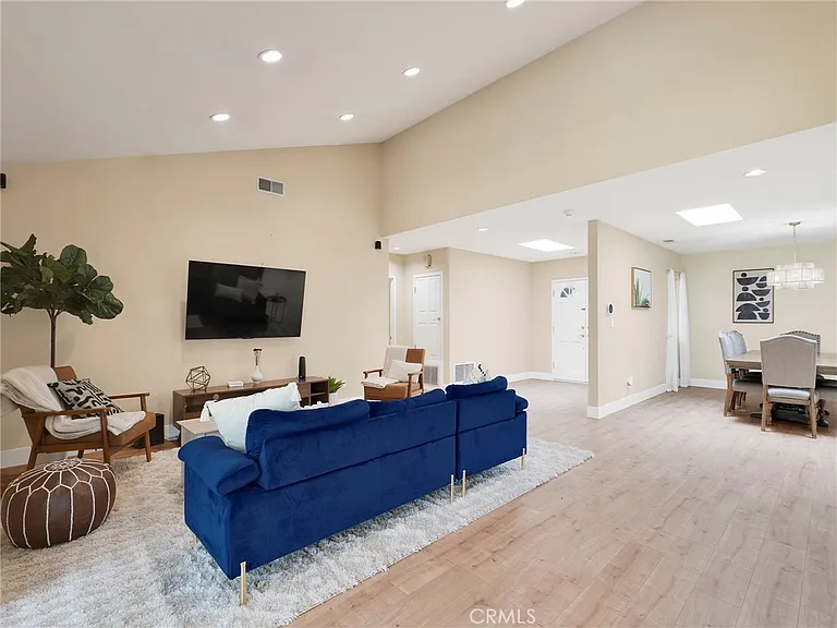 10018 Cozycroft Ave — Photo 3