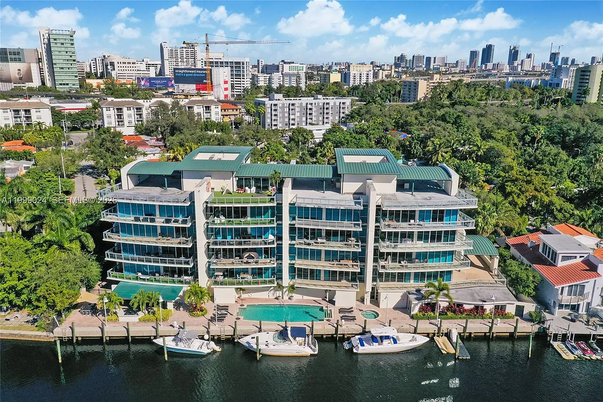 Building Photo - 1090 NW North River Dr #402