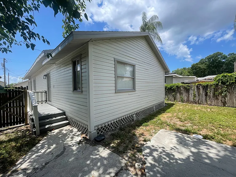 2511 W Beach St — Photo 21