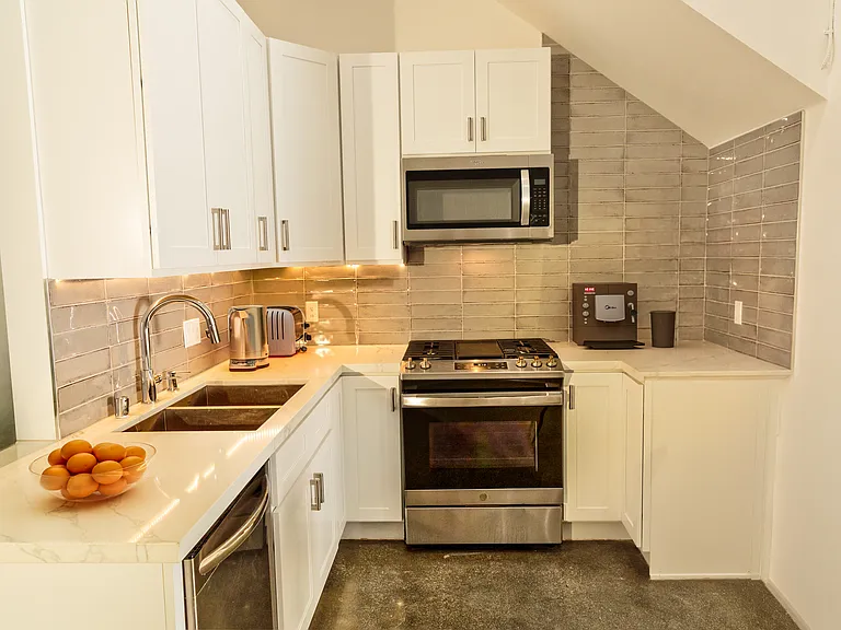 3450 Cahuenga Blvd W — Photo 2