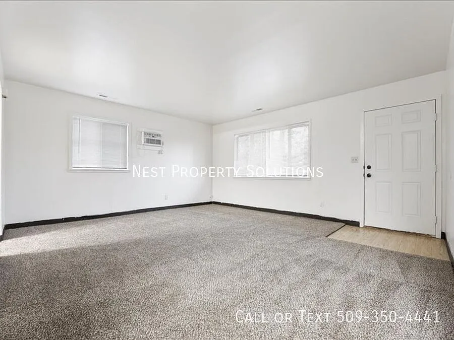 Spacious 2 Bedroom, 1 Bath Duplex! — Photo 3