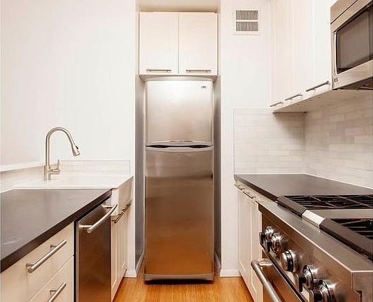 4th image of 212 E 47th St APT 15H