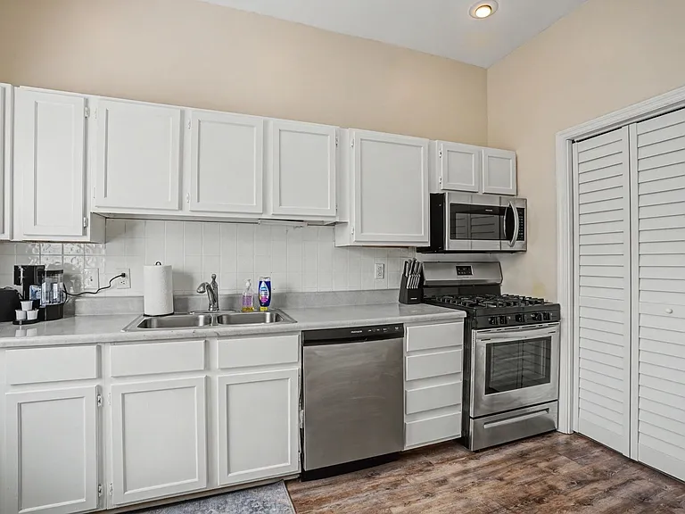 552 - 554 E Macon St — Photo 18