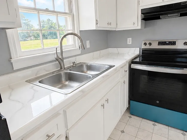 210 Hurley Ave — Photo 2