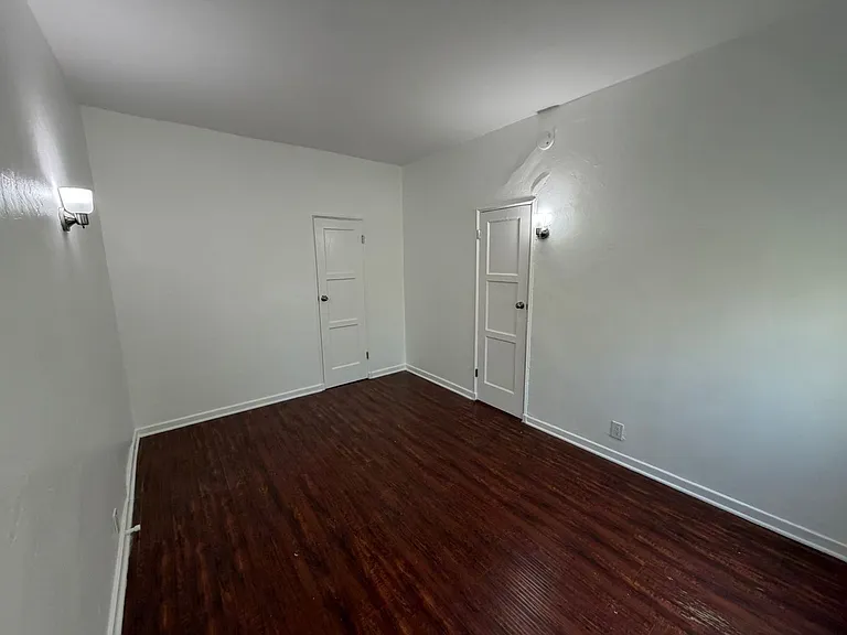 512 N Alexandria Ave — Photo 11