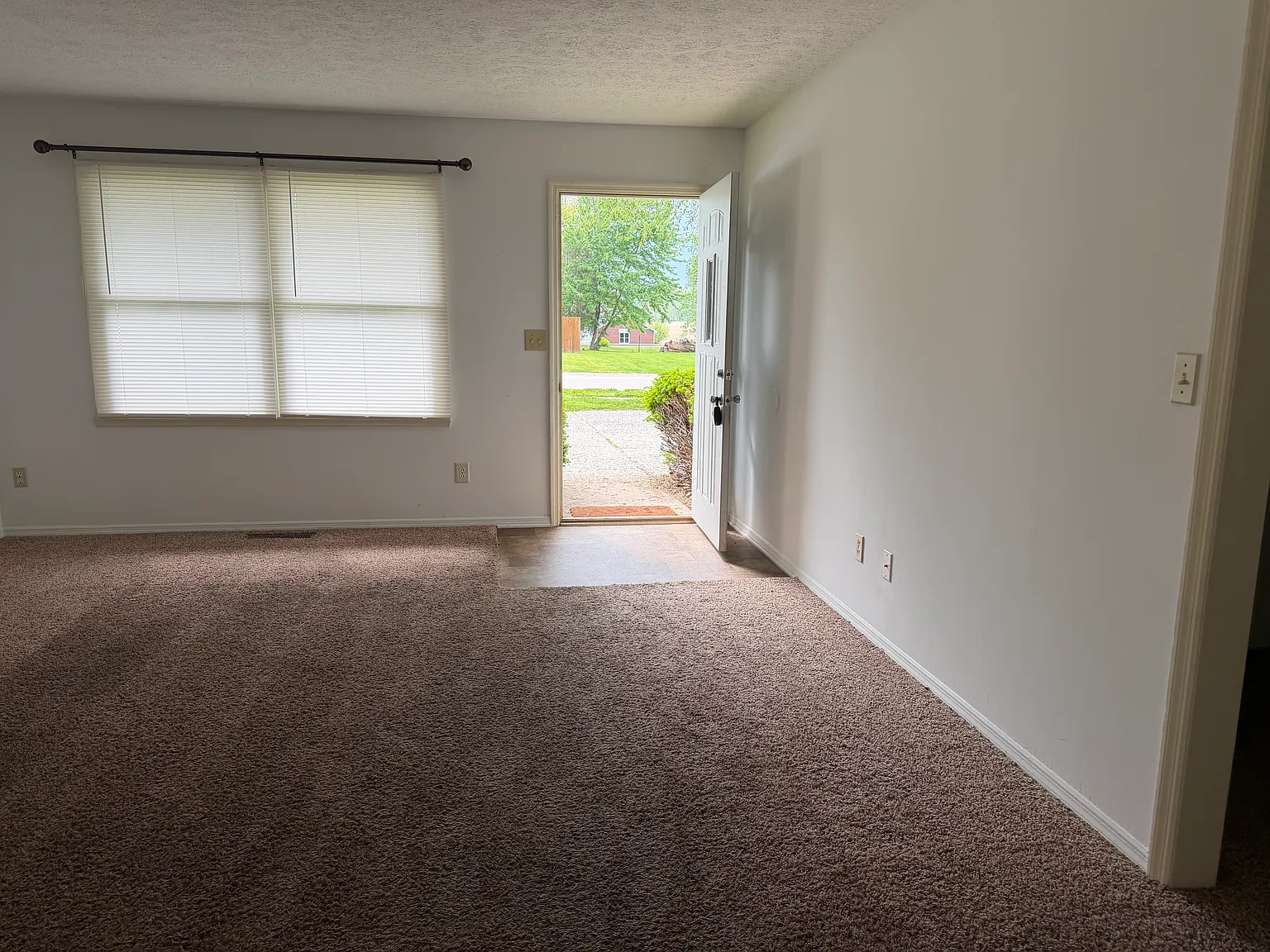 3 bed, 1300 sqft, $1,600 — Photo 3