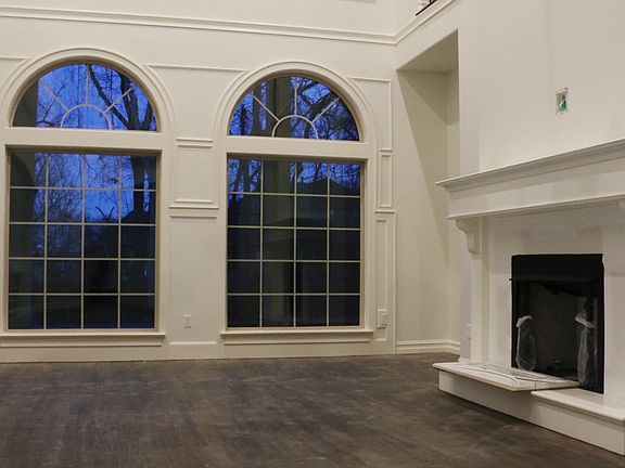 Spacious living room 