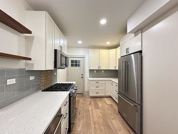 3rd image of 1933 N Fairfield Ave #Ndg