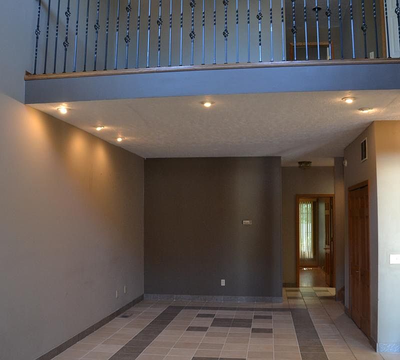 Family Room(25x12) with High Ceiling