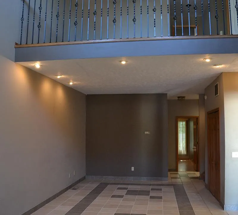Family Room(25x12) with High Ceiling