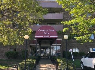 1460 Fairlane Dr APT 321, Schaumburg, IL 60193