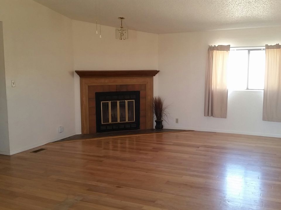 LVRM w/Decorative Fireplace
