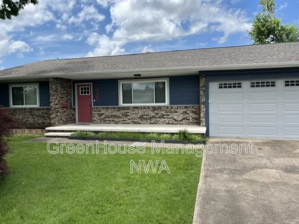 808 NW 11th St, Bentonville, AR 72712