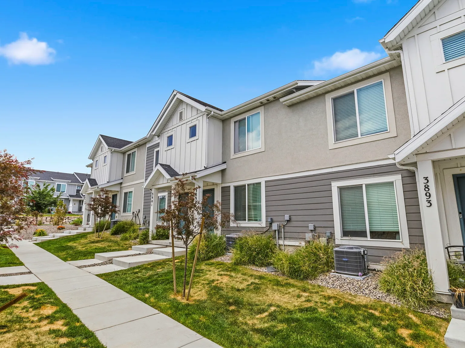 3 bed, 1337 sqft, $2,300 — Photo 3