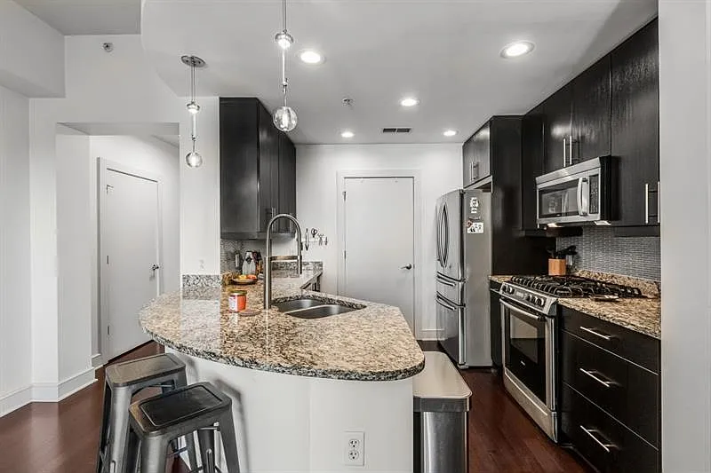 1 bed, 1.0 bath, 989 sqft, $2,500 — Photo 3