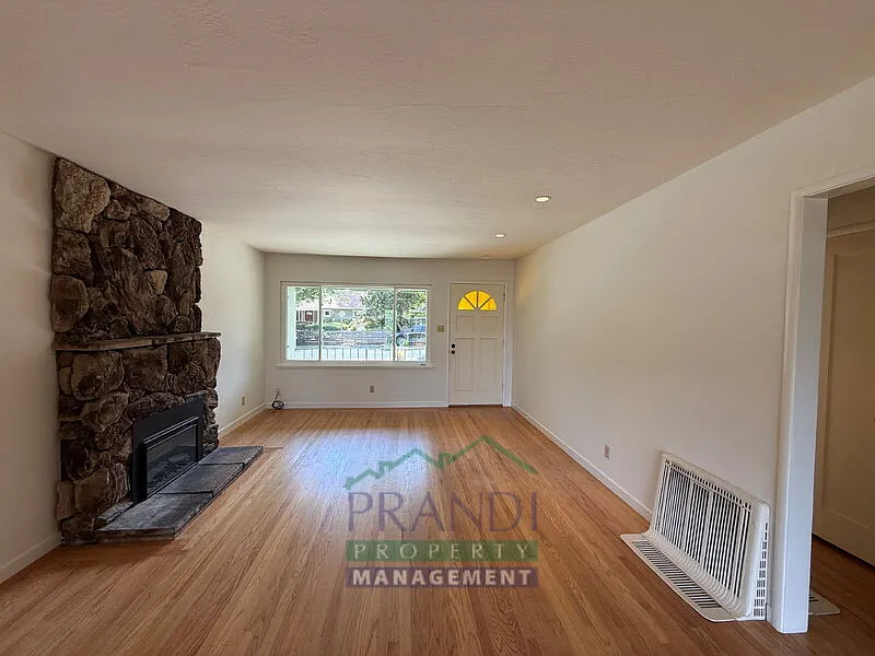 3 bed, 2.0 bath, 1500 sqft, $5,000 — Photo 2