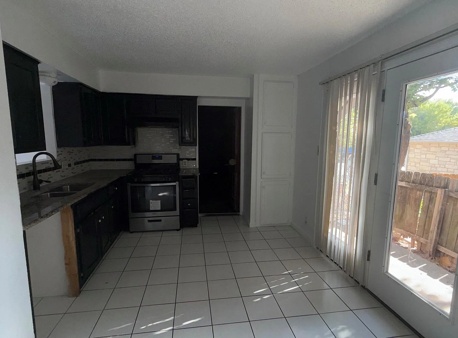 3 bed, 2.0 bath, 1027 sqft, $1,450 — Photo 4