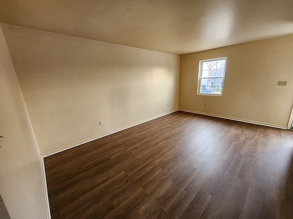 3rd image of 710 Conway St NE #710