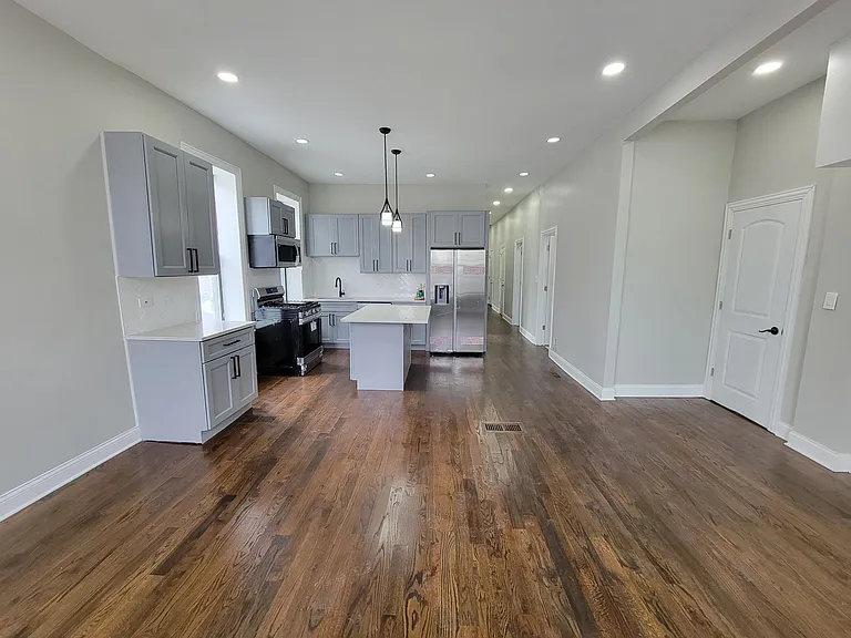 1157 W 19th St #1 — Photo 7