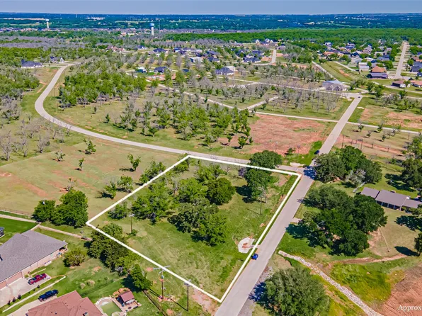 8433 W Landings Rd, Granbury, TX 76049
