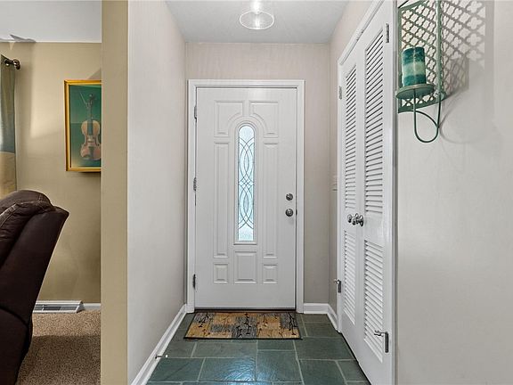 4th image of 994 Meadow Ln