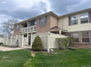61101 Greenwood Dr, South Lyon, MI 48178