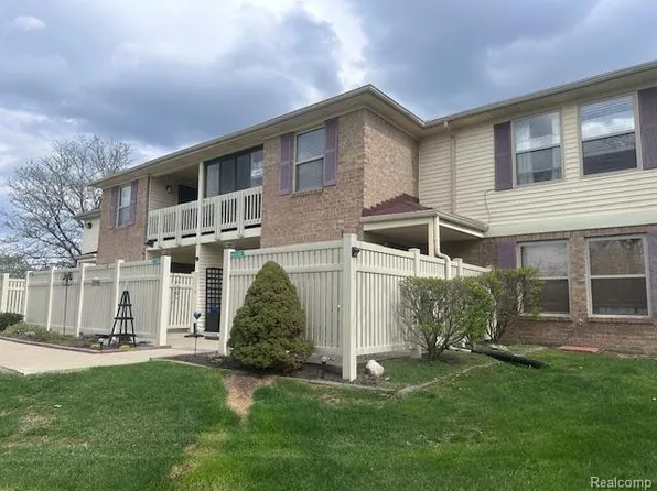 61101 Greenwood Dr, South Lyon, MI 48178