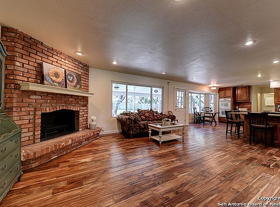 4th image of 204 Robledo Verde St