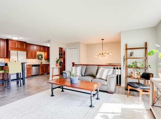 990 Butte Ct, Chanhassen, MN 55317