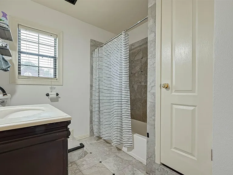 2412 Oakdale St — Photo 29