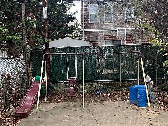 3rd image of 872 E 14th St