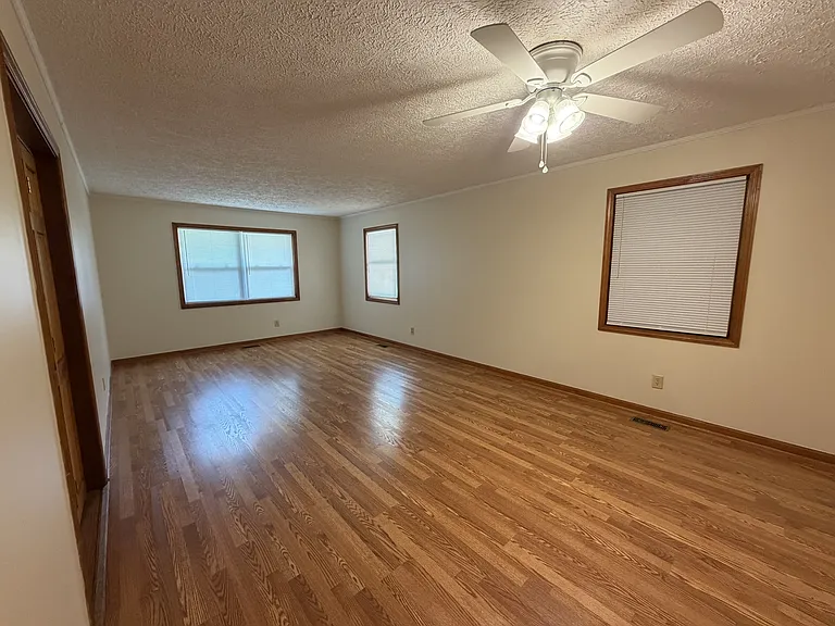 941 Harrington Dr — Photo 6