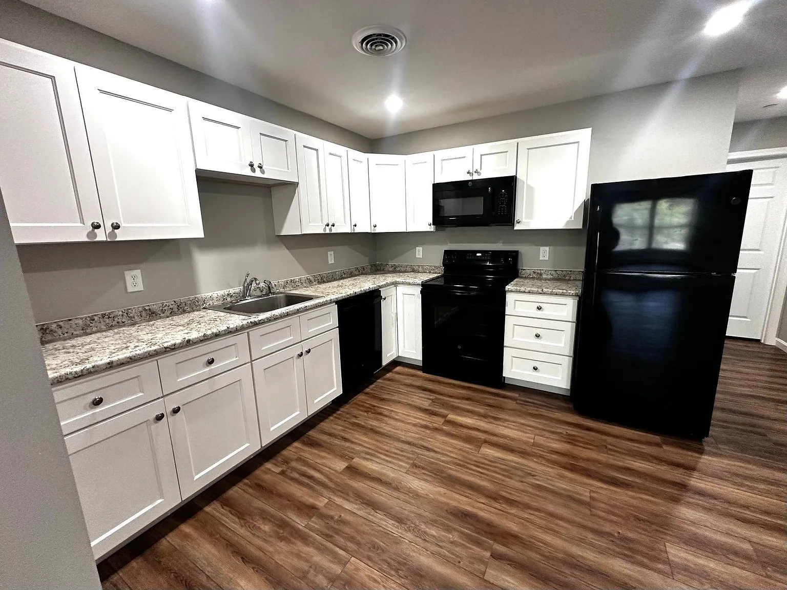 2 bed, 1.0 bath, $2,050 — Photo 4