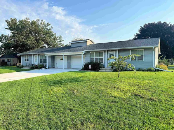 1906-1908 Pinehurst Ln, Waterloo, IA 50701
