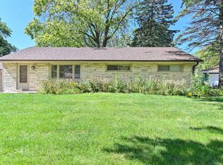 6877 N Seville Ave, Glendale, WI 53209