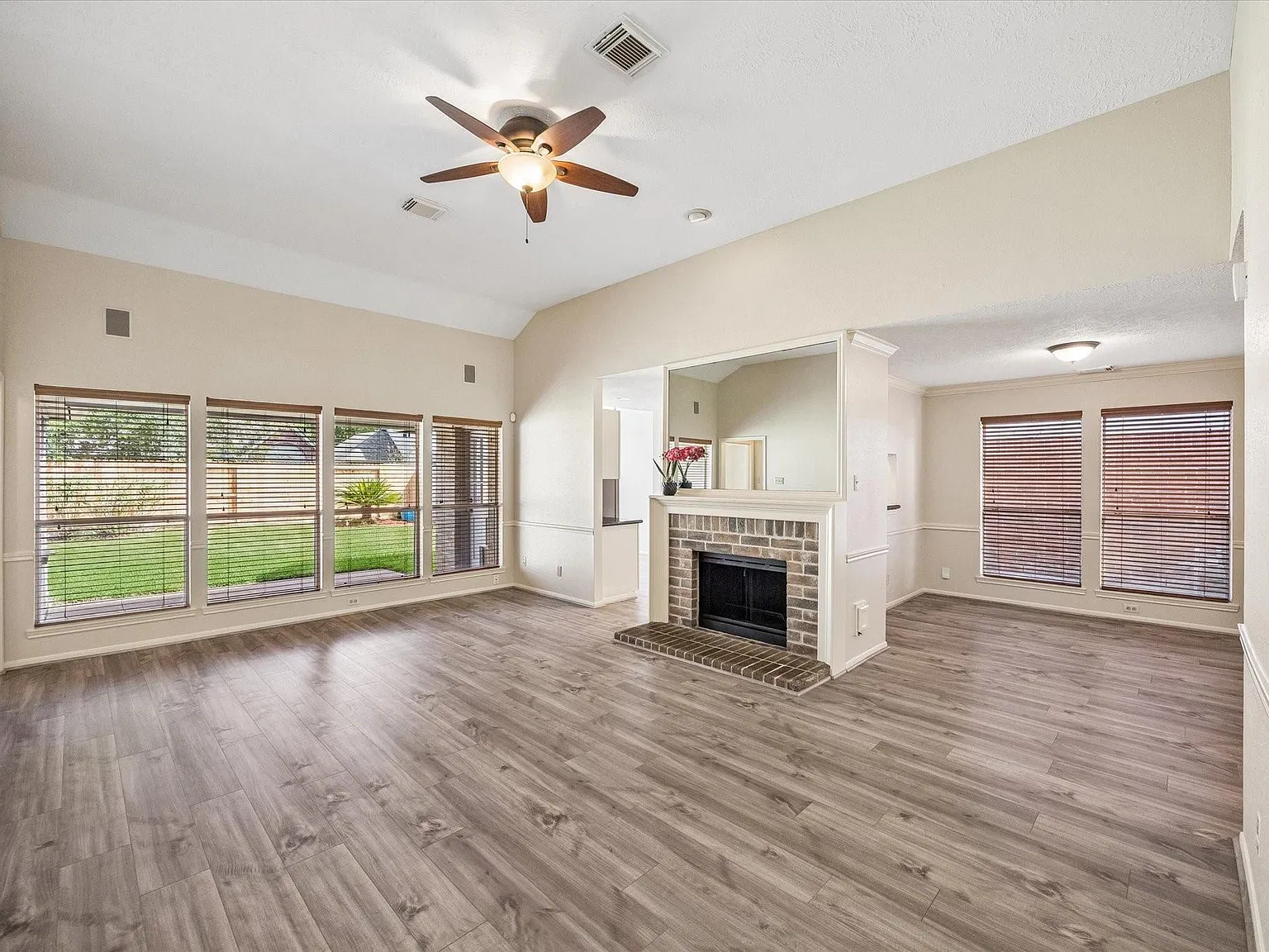 3 bed, 2.0 bath, 1628 sqft, $2,350 — Photo 4