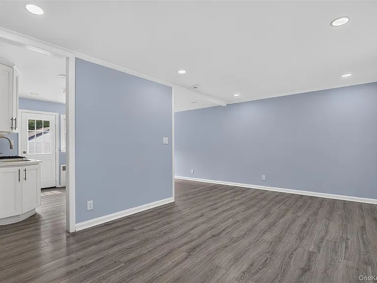 121 Sheridan Ave — Photo 5