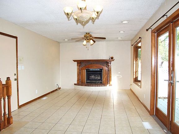FIREPLACE IN LIVING ROOM