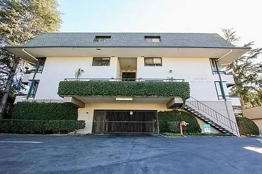 4 bed, 2.5 bath, 2500 sqft, $5,200 — Photo 2