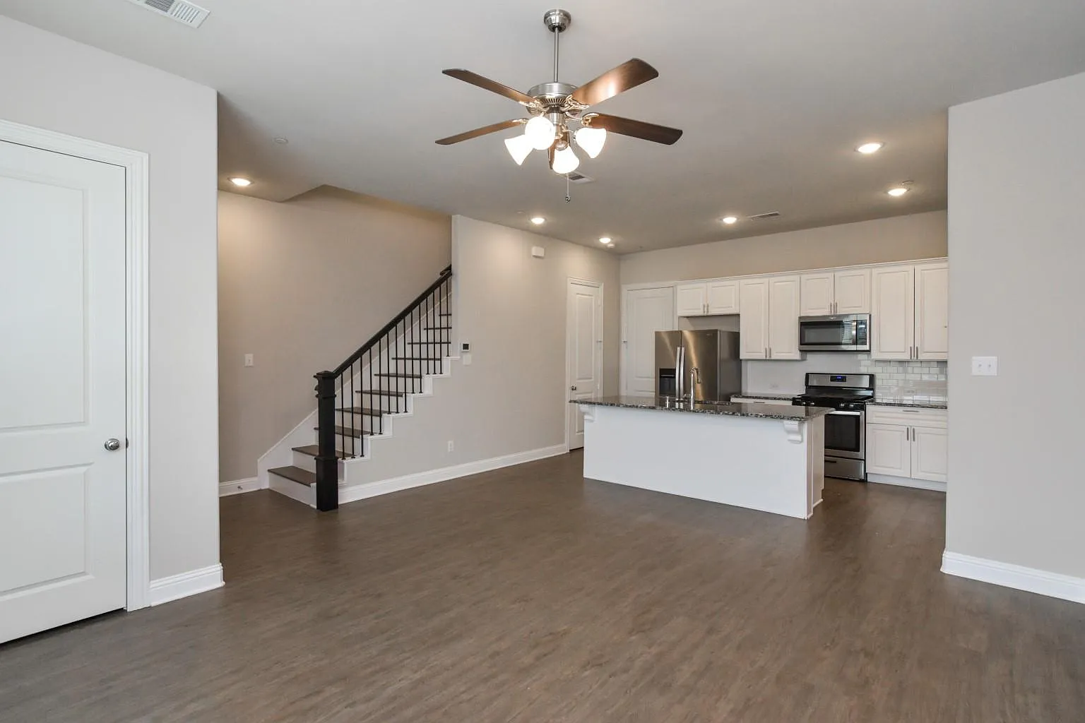 3 bed, 3.5 bath, 1900 sqft, $3,049 — Photo 3